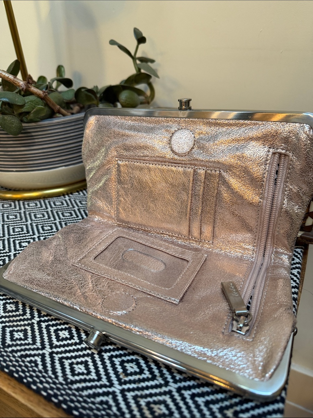 Hobo Lauren Metallic Rose Gold Clutch Bag. Genuine Leather. - Picture 3 of 14